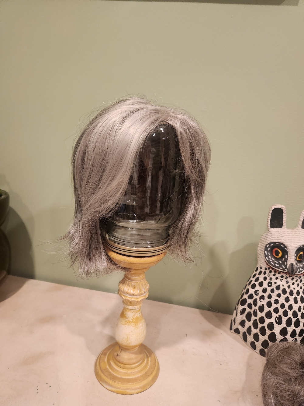 AMO Silver Gray Short Layered Wig - Picture 2 of 7